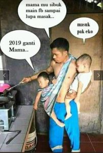 Gambar lucu mama sibuk maen FB