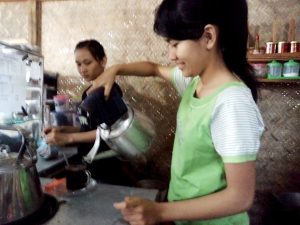 Gambar Wanita Seksi Bikin Kopi 2