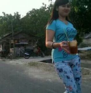 Gambar Wanita Seksi Bikin Kopi 4