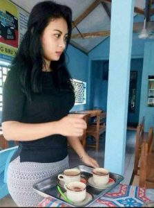 Gambar Wanita Seksi Bikin Kopi 8