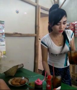 Gambar Wanita Seksi Bikin Kopi 5