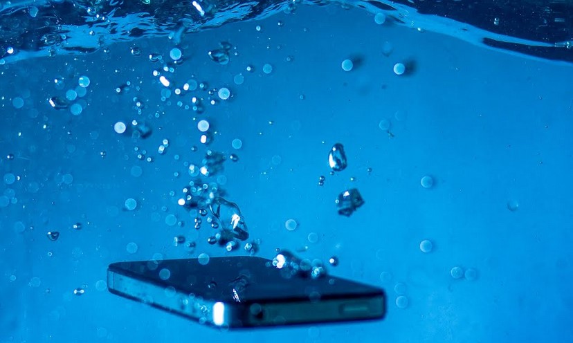 cara mengatasi hp kena air tapi masih hidup