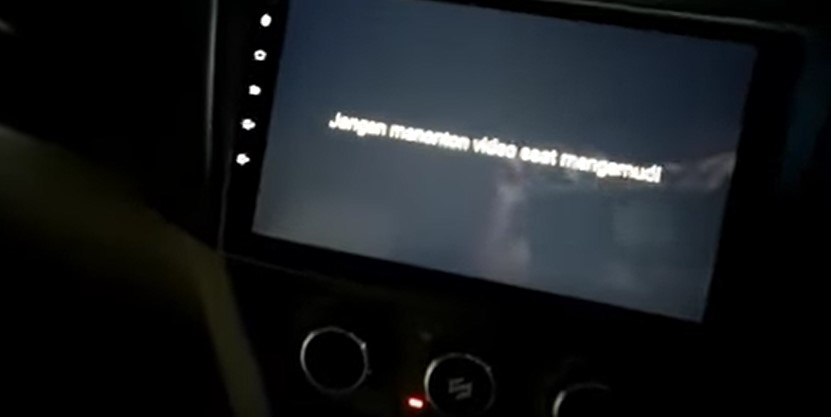 Menghilangkan Peringatan 'Jangan Menonton saat Mengemudi'